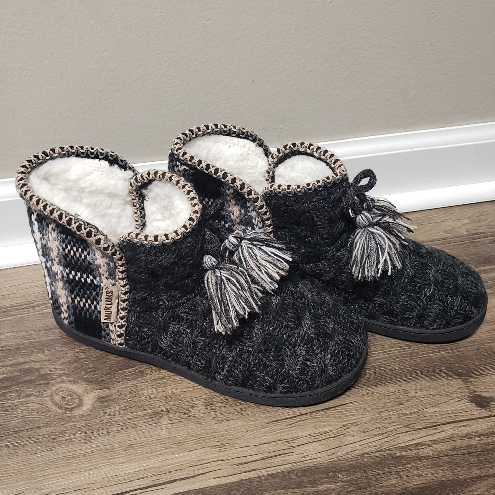 NWOT Women's Muk Luks Slippers Size 7-8